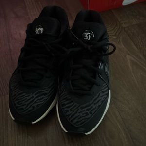 Kd 16s basically new white and black size 8